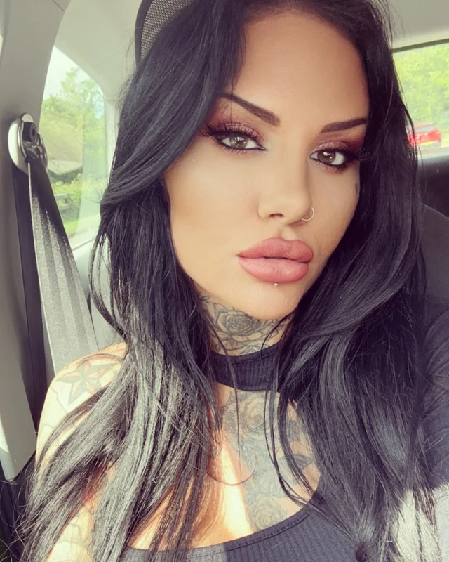 Thetwistedraven OnlyFans British creator with silicone tits