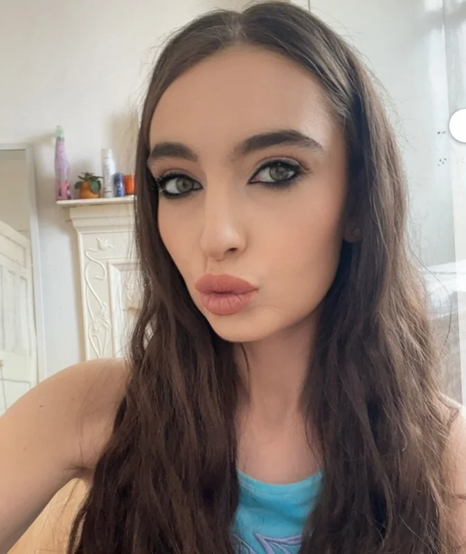 TIFFANY ELIZABETH OnlyFans creator with size 8 feet