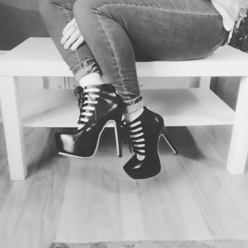 Twinkletoessolemate1980 OnlyFans creator with cheeky content.