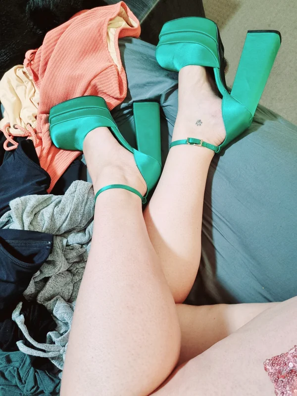 Misskit25 OnlyFans creator showcasing her feet