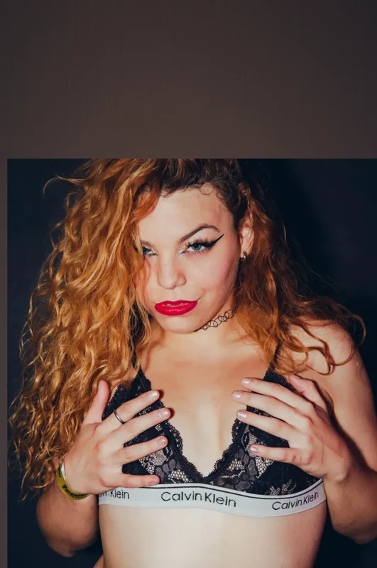 Rosa OnlyFans creator with curly hair