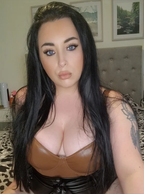 Bonnieroe OnlyFans British babe with big natural features