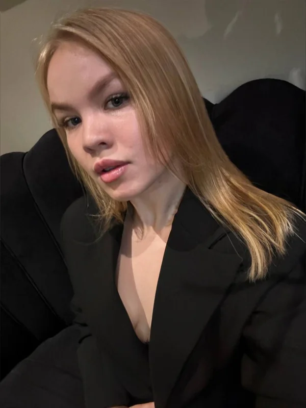 Uma Blair OnlyFans natural blonde