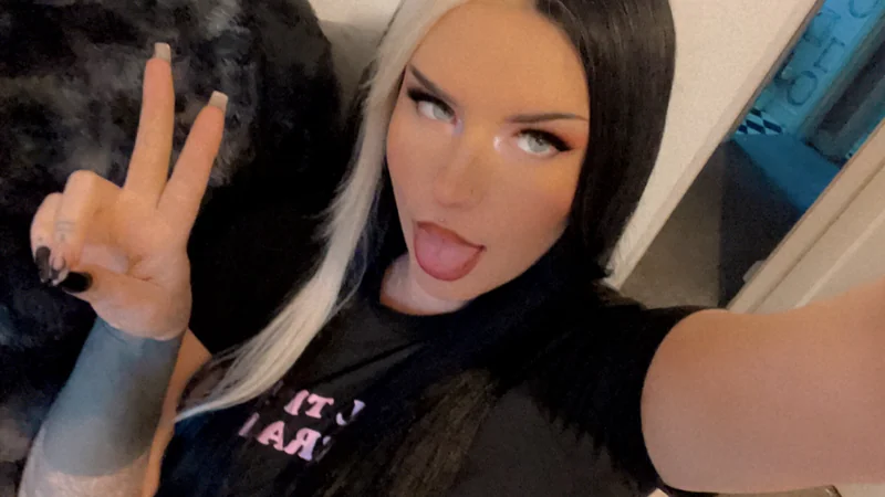 Unorthodoxlra OnlyFans creator with green eyes