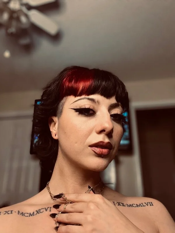 Vrtualsynn OnlyFans goth sexbot creator