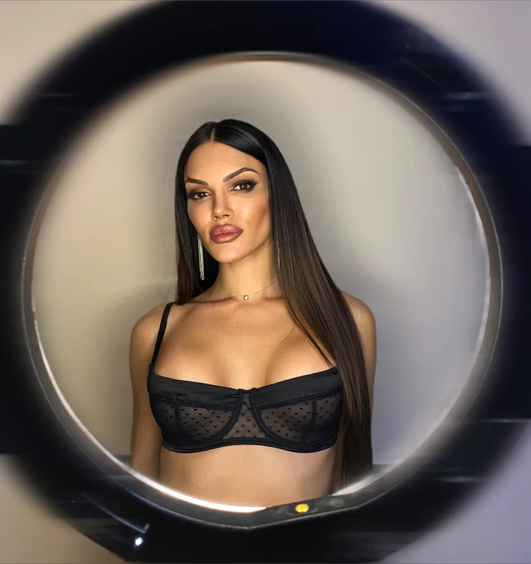 Valentina OnlyFans creator with curvy attributes