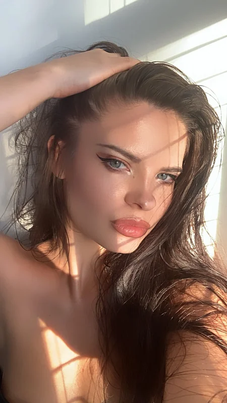 Valentina OnlyFans Brunette Creator
