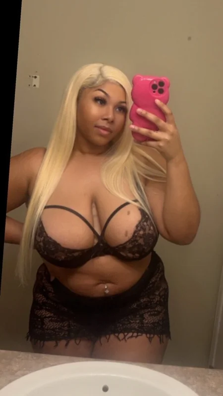 Venuscurvez OnlyFans creator with captivating charm