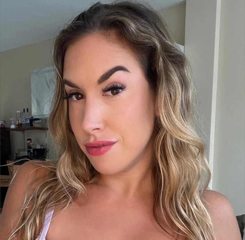 Veronika OnlyFans lingerie model