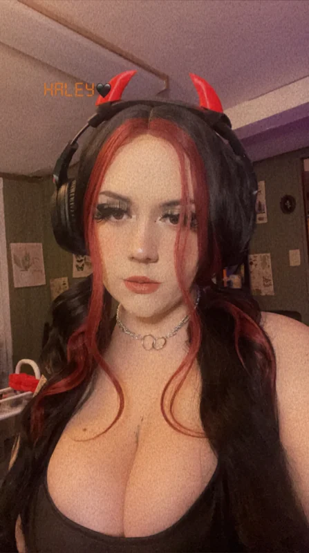 Vibe OnlyFans profile with red hair