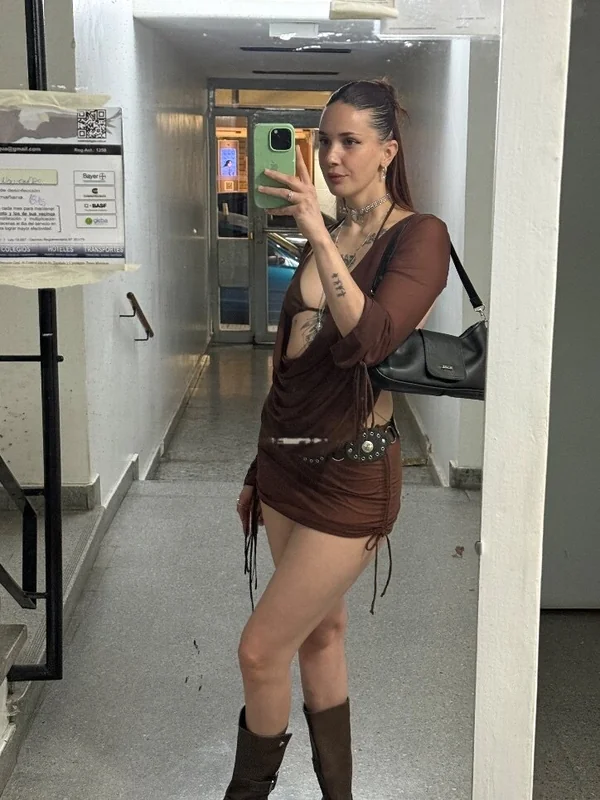 Vicky OnlyFans virtual girlfriend and content creator