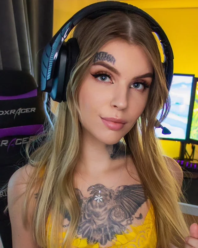 Viktoria OnlyFans Swedish tattooed gamer