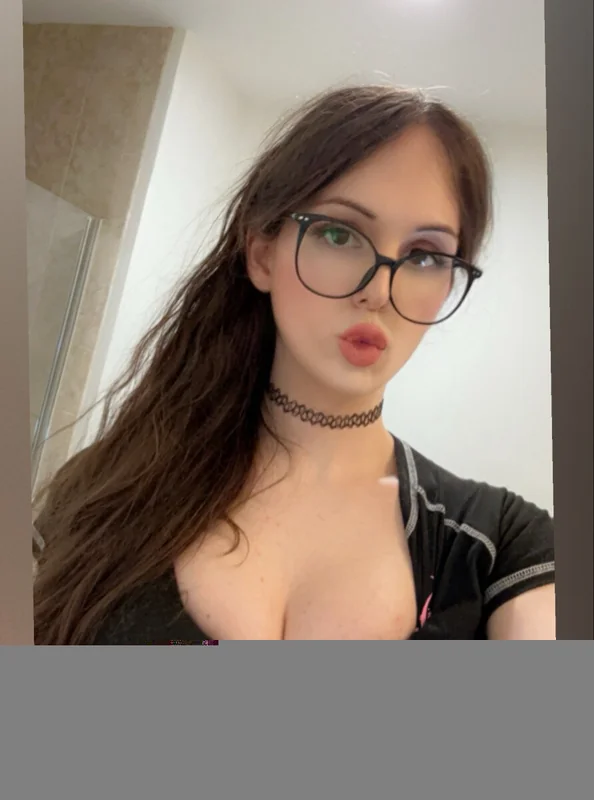 Wondybunns OnlyFans creator with lewd cosplay content.