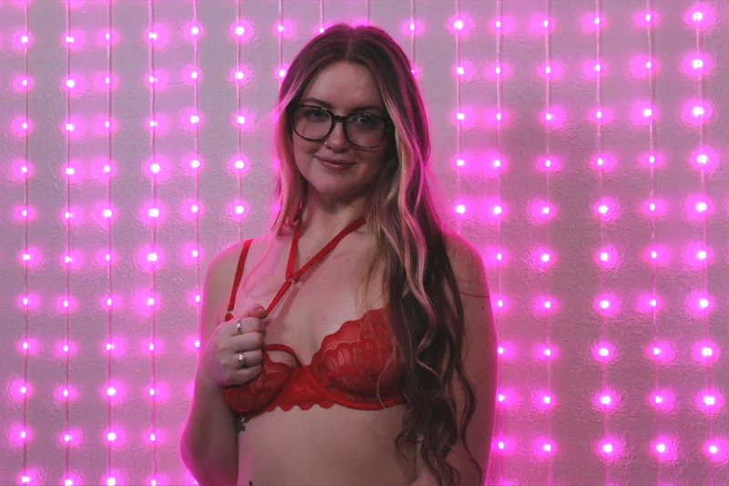 Bee OnlyFans creator with glasses