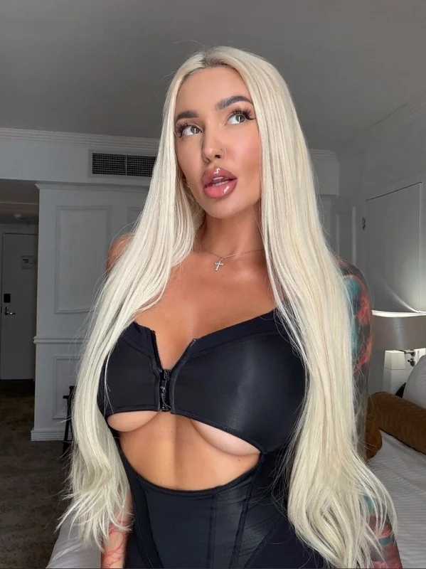 Videocall OnlyFans creator with engaging content