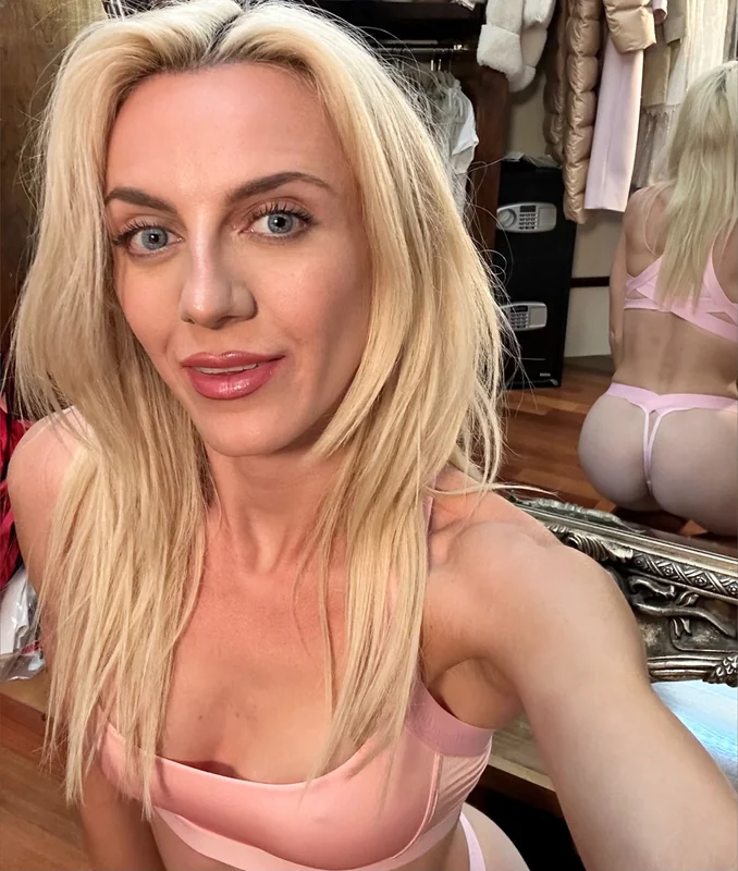 Barbie Roberts OnlyFans creator with exclusive content