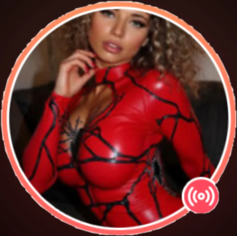 yololary OnlyFans creator with enticing content
