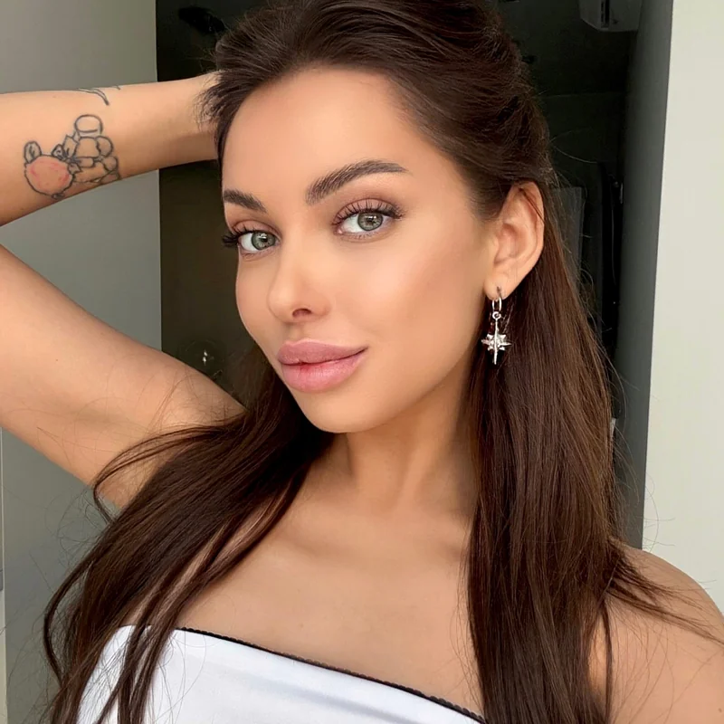 Lilia OnlyFans creator sharing her beauty