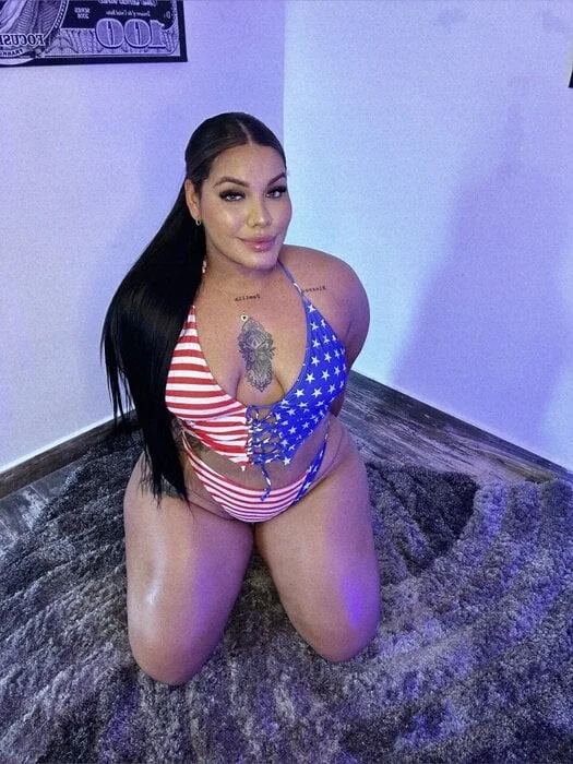 Lira OnlyFans plus size model