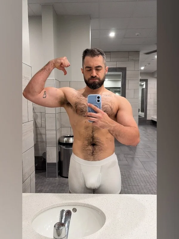 Zibroberto OnlyFans hung hairy daddy